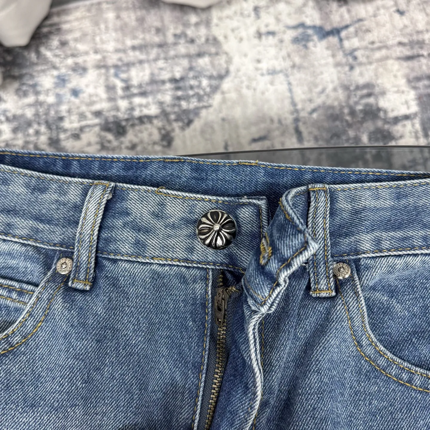 P230 Chrome Hearts CH/Chrome Hearts Classic Blue Pants Black Cross Patched Leather Jeans. Original purchased and patterned. Really restores the ultimate texture of Vintage. Special Italian cowhide print and then cut. Customized sheepskin three-layer thick line leather. The whole body is spliced in heavy water washing process. Craftsmen hand-splashed ink. You can see the details. Three-dimensional cutting version. Loose and comfortable. Not picky on the figure. Makes taller and slimmer. Factory Seiko. Original quality control. Same style for men and women. Can be matched with couples. Versatile recommendation. Essential jeans for all seasons Color: blue Size: 28-36 (S-XXL)